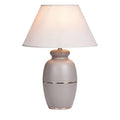 **Technische titel in het Nederlands: Elegante Tafellamp met Witte Lampschaduw en Glanzende Basis**