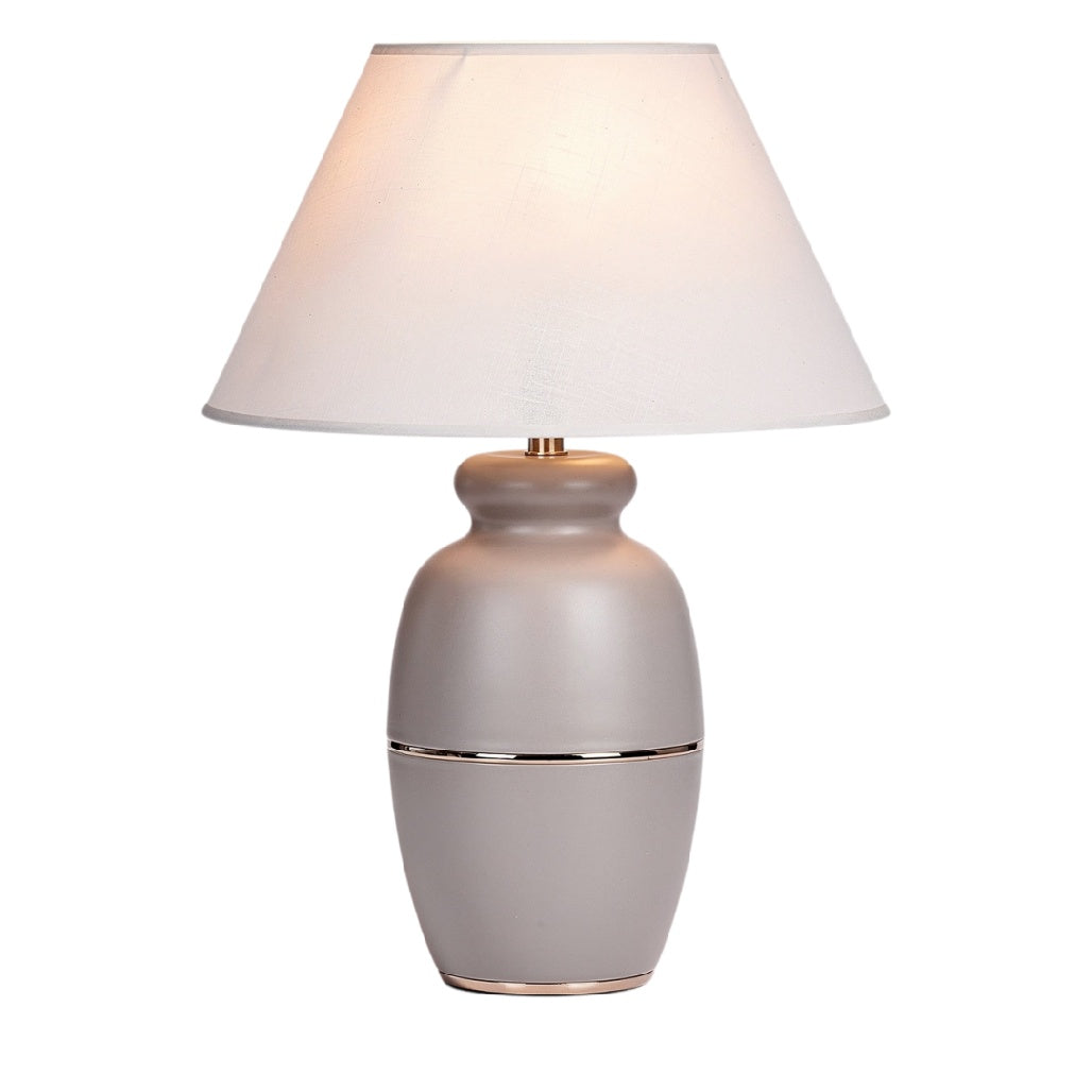 **Technische titel in het Nederlands: Elegante Tafellamp met Witte Lampschaduw en Glanzende Basis**